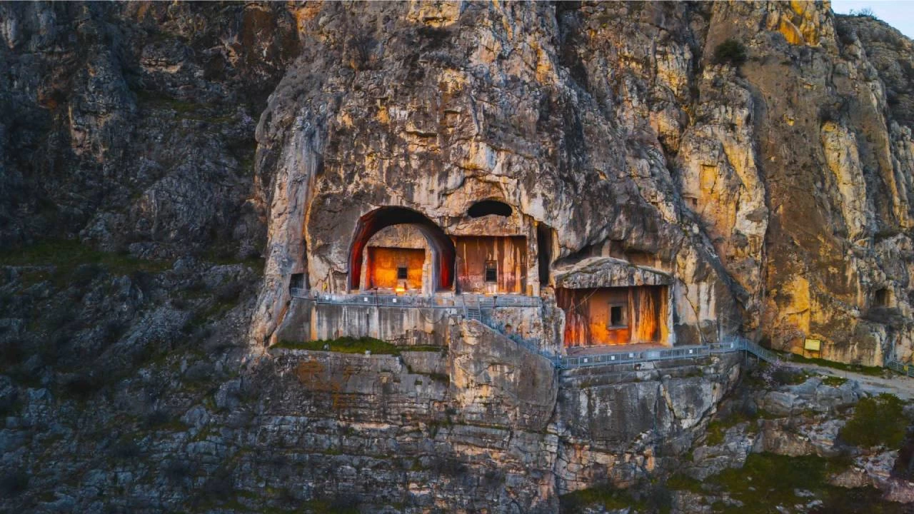 Amasya'n�n ta� kalbine oyulmu� bir miras: Pontus kral kaya mezarlar�