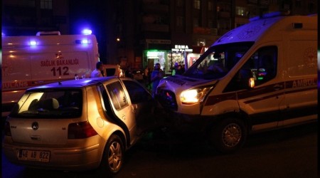 Ambulans ile otomobil çarpıştı