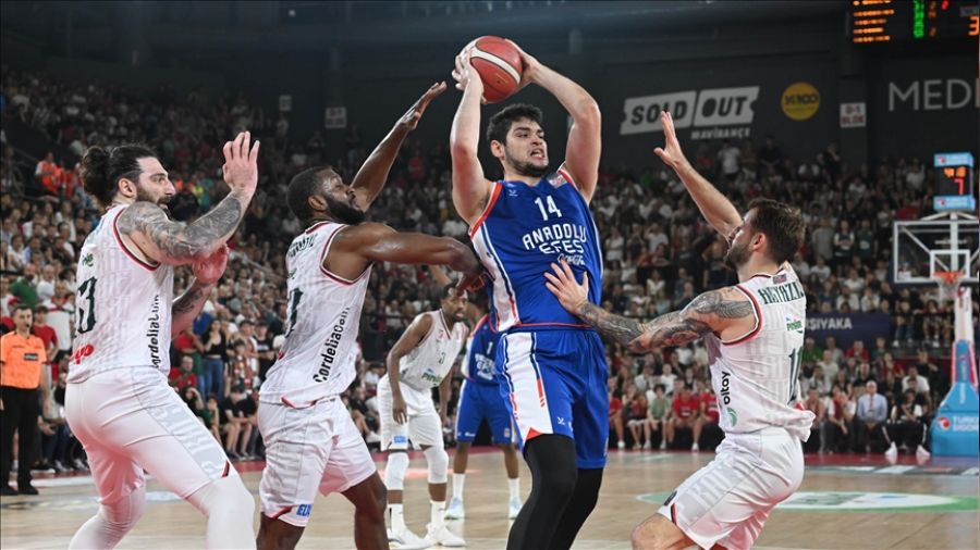 Anadolu Efes İzmir'de şampiyon oldu