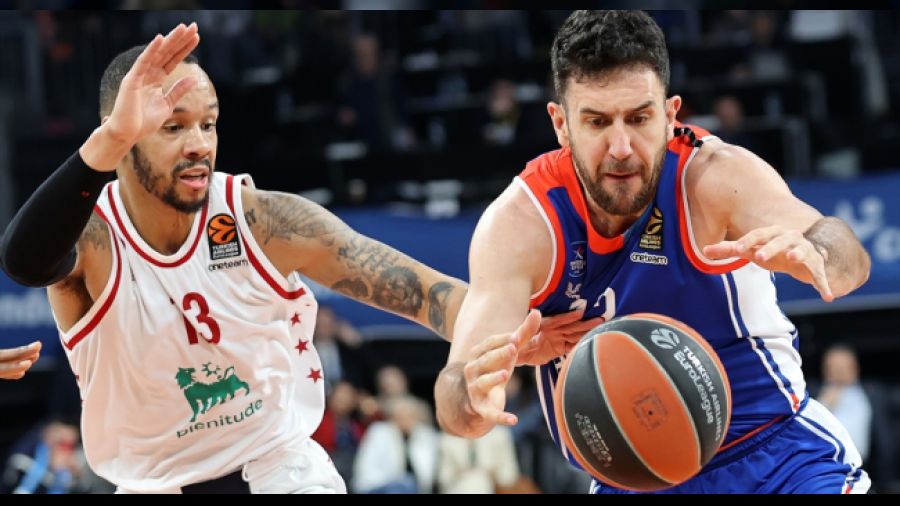 Anadolu Efes play-off umutlar�n� korudu 