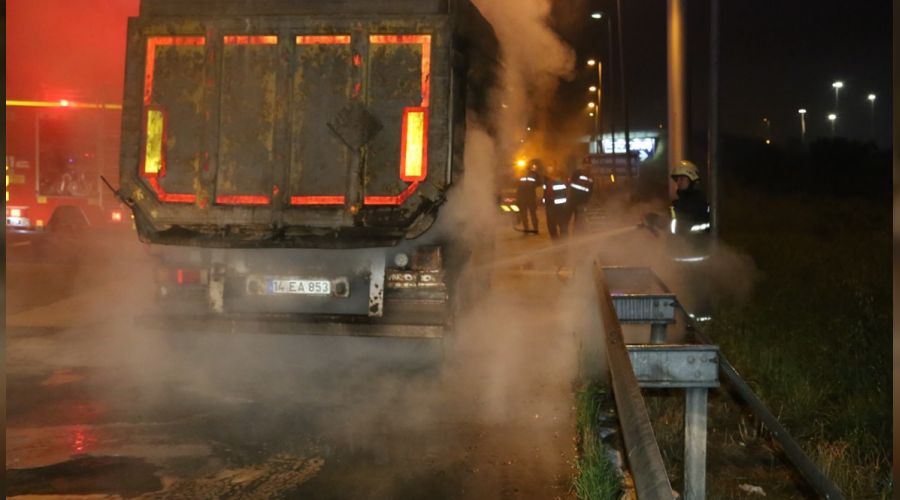 Anadolu Otoyolu'nda 2 tırda yangın