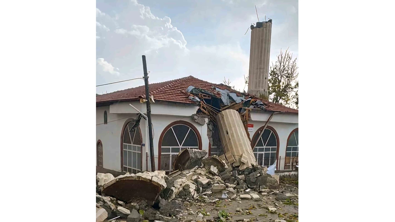 Ankara'da fırtına nedeniyle minare yıkıldı