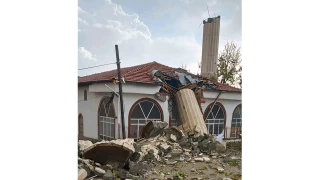 Ankara'da fırtına nedeniyle minare yıkıldı