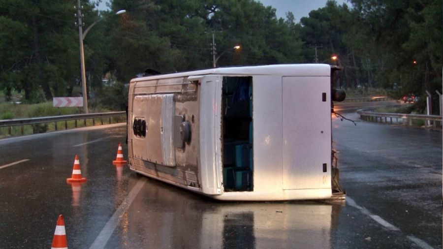 Antalya'da fabrika personelini ta��yan servis devrildi: 7 yaral�