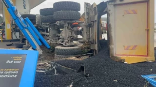 Antalya'da freni patlayan kamyon ortal sava alanna evirdi