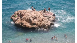 Antalya'da scaklk art devam ediyor: Vatandalar sahile akn etti