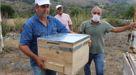 Arıcılara kovan hibesi yapıldı , çiftçilere sertifikaları verildi