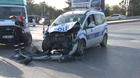 Arnavutköy'de polis otosuyla pikap çarpıştı