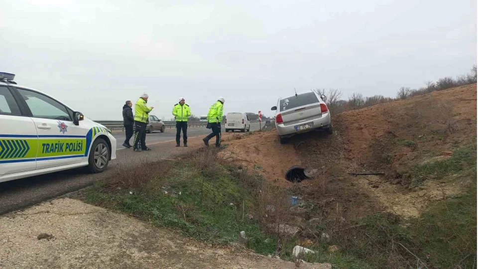 A��r� h�z ve gizli buzlanma nedeniyle otomobil tarlaya u�tu