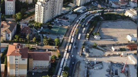 Ataşehir'de kilometrelerce uzayan tır kuyruğu