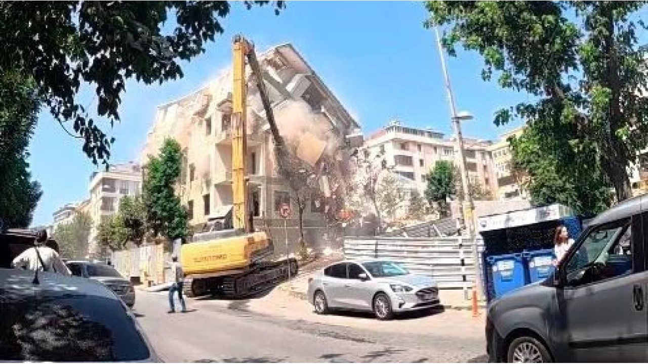 Avc�lar'da kentsel d�n���m nedeniyle y�k�lan bina ��kt�