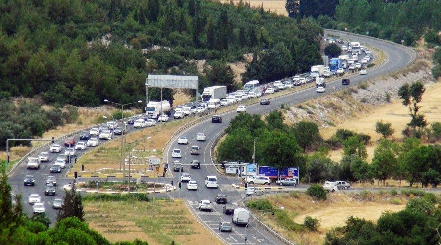 Ayd�n'da ba�layan ara� kuyru�u Mu�la'ya kadar devam etti