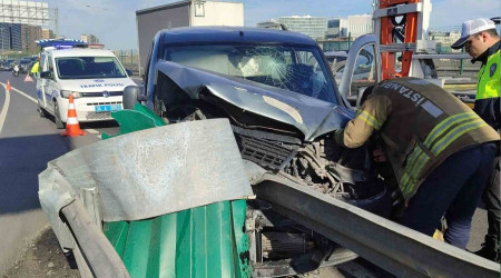 Bahçelievler E5'te araç bariyere saplandı