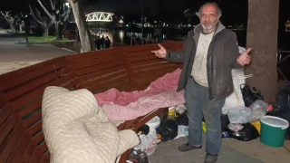 Bankta hayatını sürdüren adam, otelde konaklamayı kabul etmedi