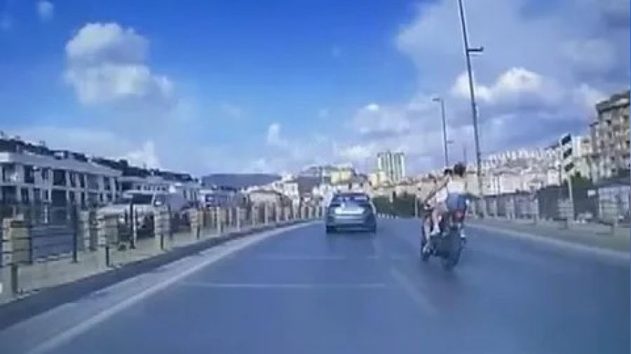 Bariyerlere çarpan motosiklet sürücüsü öldü