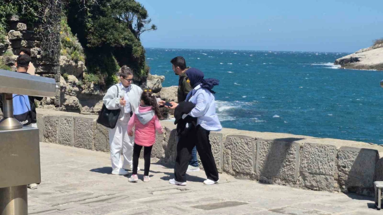 Bartn'da iddetli frtna turistlere zor anlar yaatt