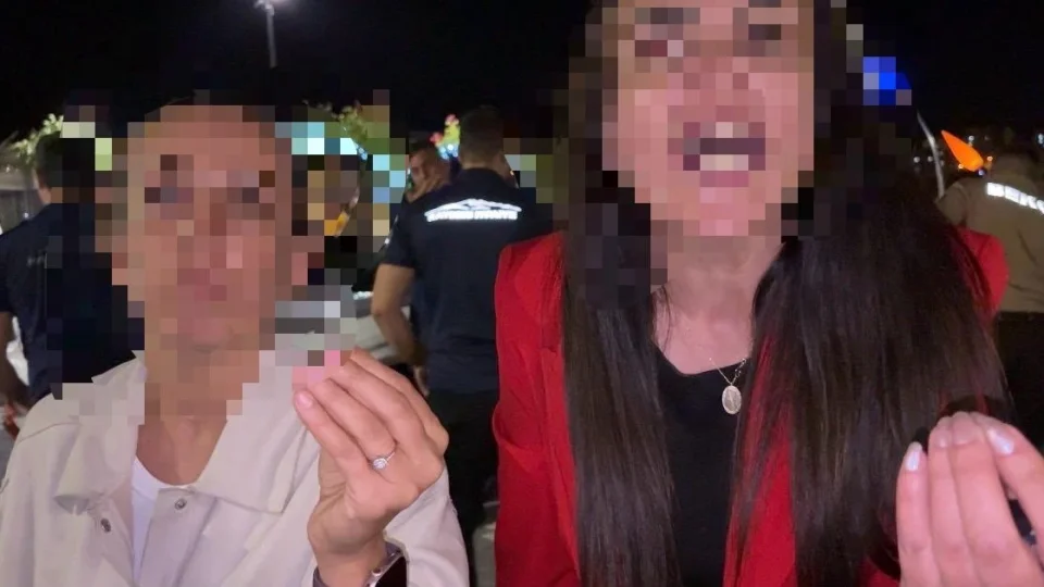 Bebe�ini arabada unutan kad�n, h�nc�n� gazetecilerden ��kard�