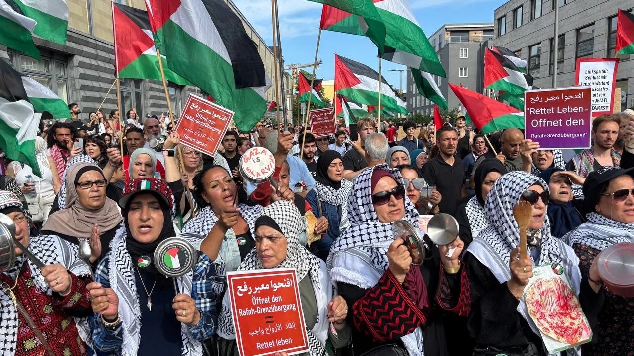Berlin'deki Mısır Büyükelçiliği önünde 'Gazze' protestosu