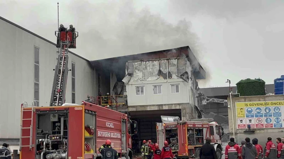 Beton fabrikas�nda yang�n: 2 i��i dumandan etkilendi