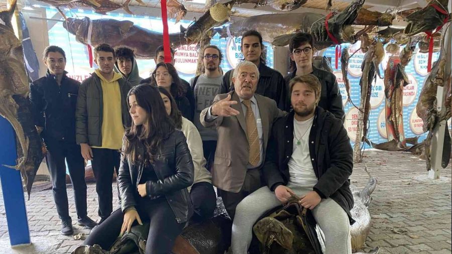 Beylikdüzü'nde öğrenciler, streslerini balık yiyerek attılar