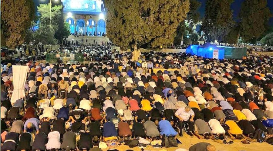 Binlerce Filistinli Kadir Gecesi'nde teravih namazı için Mescid-i Aksa'ya akın etti