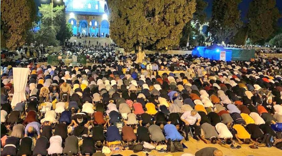 Binlerce Filistinli Kadir Gecesi'nde teravih namaz iin Mescid-i Aksa'ya akn etti