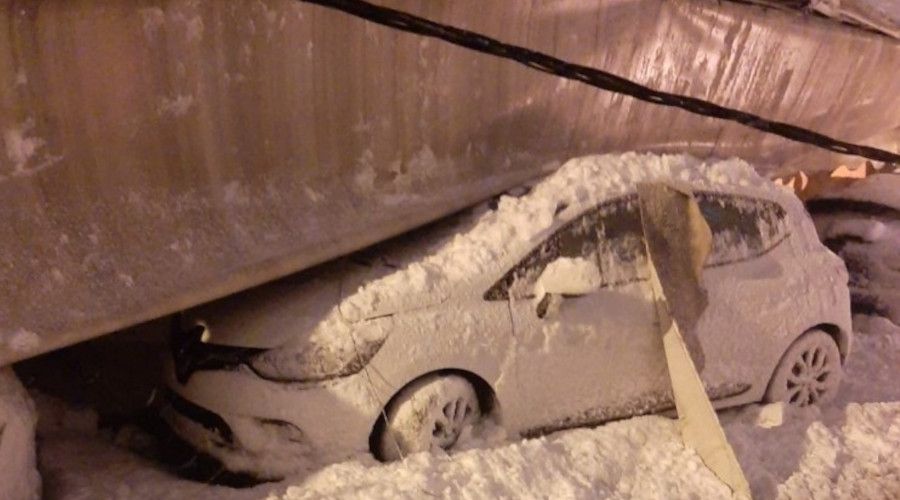 Biriken kar nedeniyle spor salonunun �at�s� ��kt�