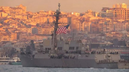 Boğaz'a demirleyen ABD savaş gemisine bayrak tepkisi