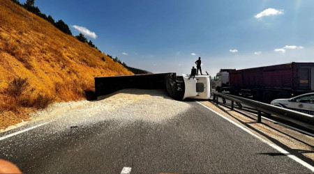 Bolu'da devrilen tır, ulaşımı tıkadı