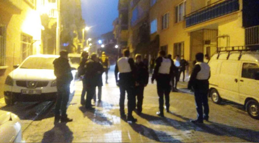 Boşanma aşamasındaki eşinin evini silahla bastı