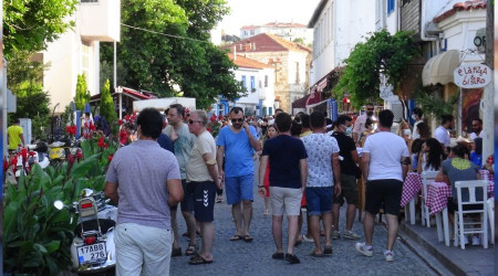 Bozcaada tatilci akınına uğradı