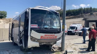 Burdur'da midibüs üst yoldan otogara düştü:15 yaralı