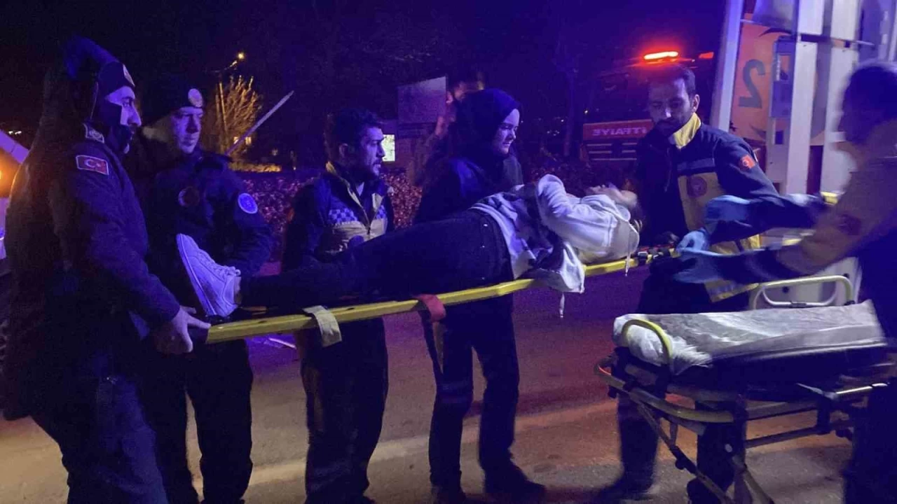 Bursa'da 2 otomobil �arp��t�: 4 yaral�