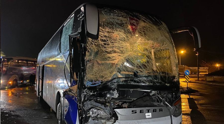 Bursa'da otob�s t�ra arkadan �arpt�, muavin s�k��arak yaralan�rken 20 yolcu �l�mden d�nd�