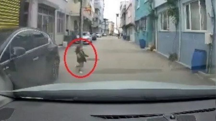Bursa'da yola atlayan �ocuk, arac�n alt�nda kalmaktan son anda kurtuldu