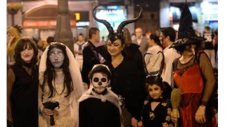 Cadlar Bayram gibi Bat'nn sapkn kltr Trk halkna empoze ediliyor