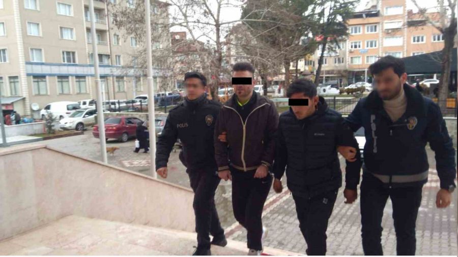 �ald�klar� ara�la h�rs�zl�k yaparken yakaland�lar