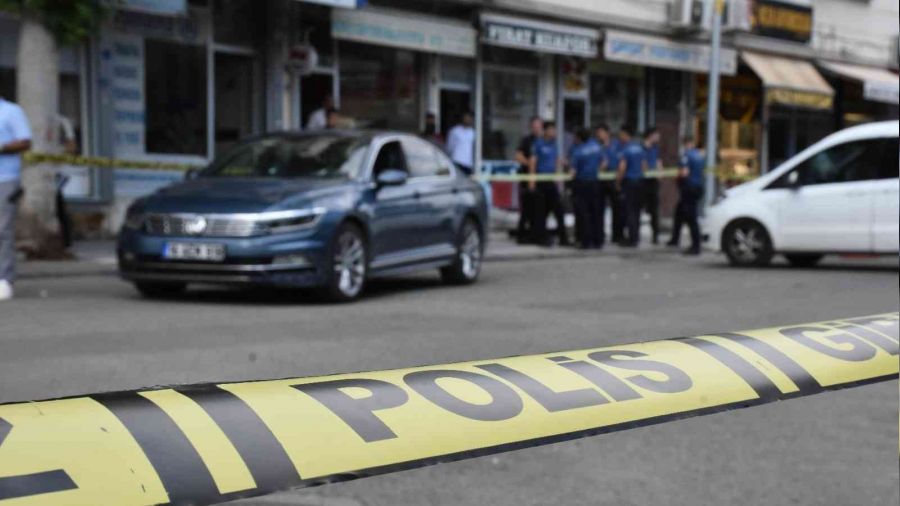 Çarşının ortasında otomobile silahlı saldırı