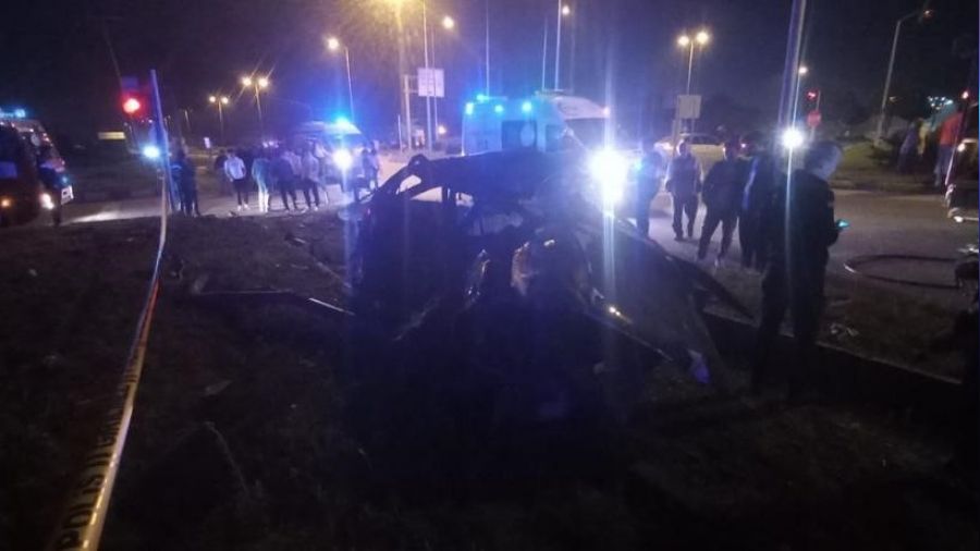 �aycuma'da yolcu otob�s� ile otomobil �arp��t�: 2 �l�, 2 yaral�