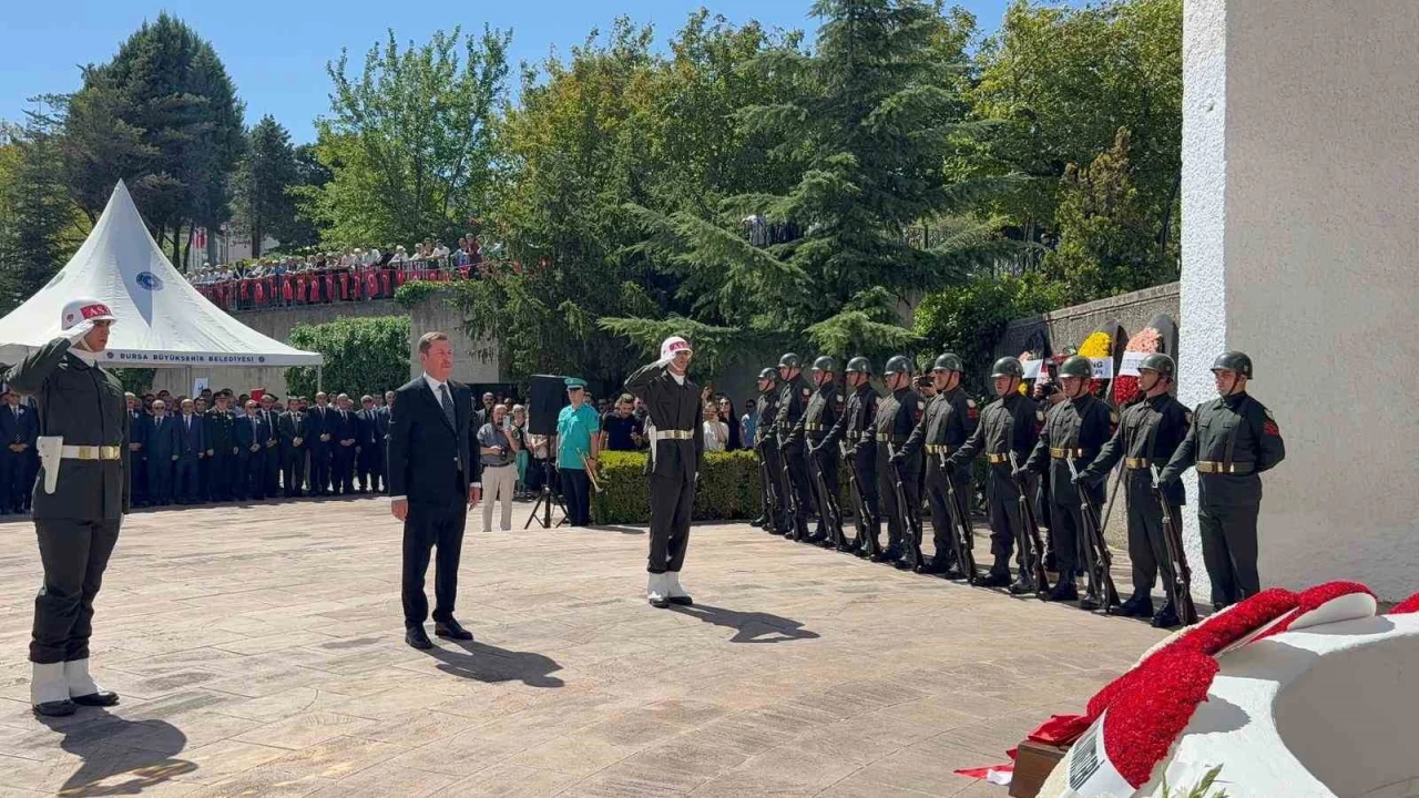 Celal Bayar kabri ba��nda an�ld�