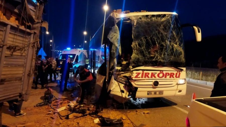 Çorum'da yolcu otobüsü tıra çarptı:1 ölü, 9 yaralı