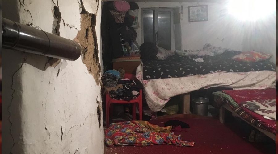 Deprem baz ky evlerine hasar verdi
