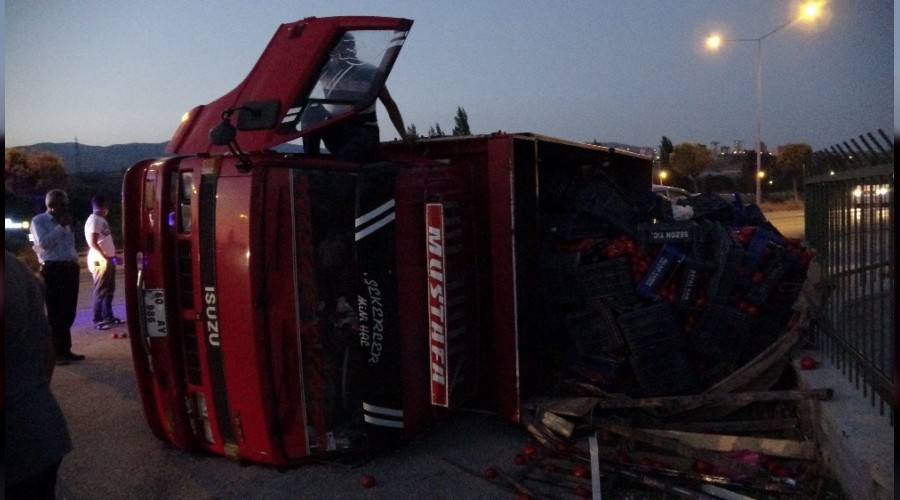 Devrilen kamyonetten burnu kanamadan çıktılar