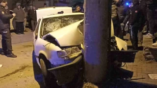 Direksiyon hakimiyetini kaybetti, aydınlatma direğine çarptı: 3 yaralı