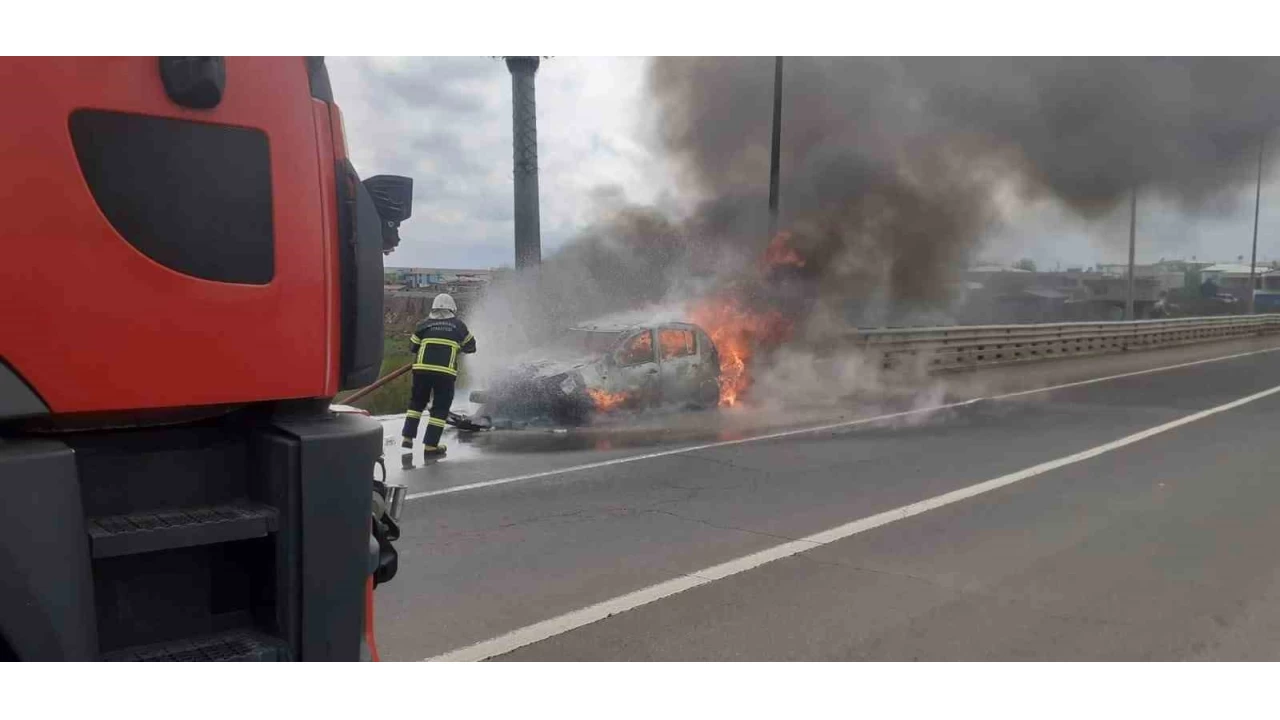 Diyarbakır'da trafik kazası: Araçlardan biri alev aldı