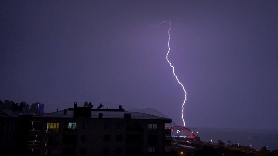 Doğu Karadeniz'de yıldırımlar geceyi aydınlattı