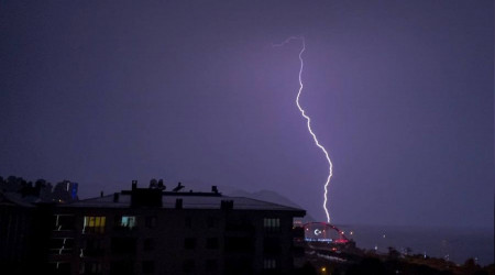 Doğu Karadeniz'de yıldırımlar geceyi aydınlattı