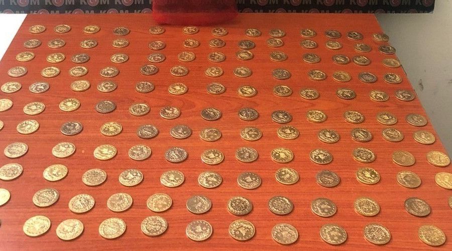 Durdurulan otomobilden 143 adet tarihi sikke çıktı