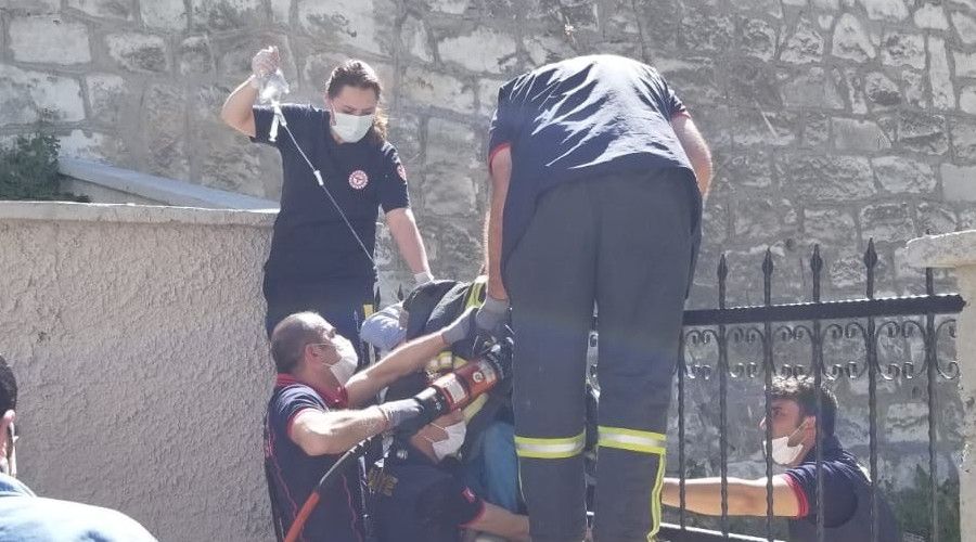 Duvardan atlarken kolu demirlere sapland�