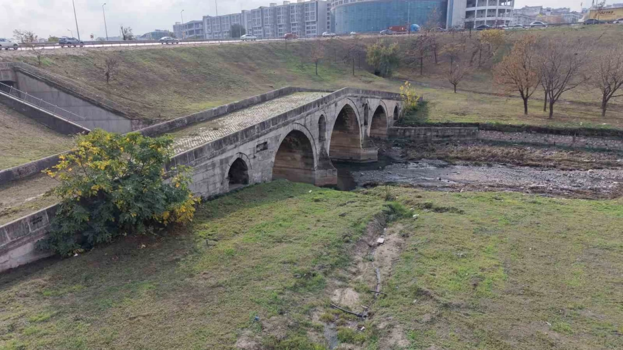 E-5'in yanında 470 yıllık Haramidere Köprüsü içler acısı halde